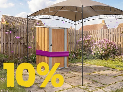 Abri de jardin en bois sous tonnelle sur terrasse ensoleill&eacute;e, entour&eacute; de fleurs et d&rsquo;une cl&ocirc;ture, avec banni&egrave;re promo printemps 10 %.