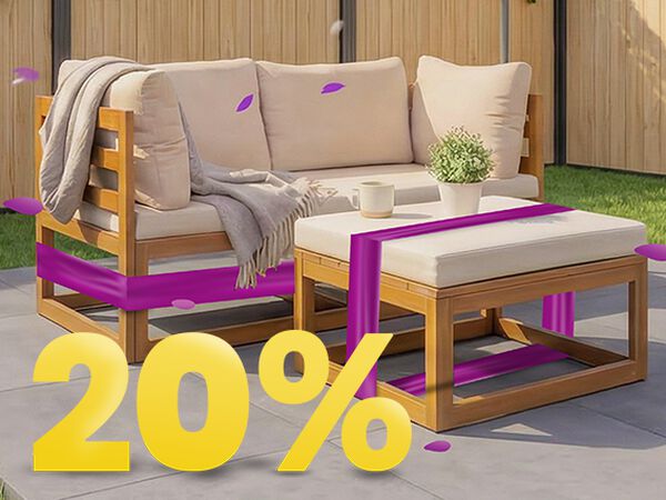 Canap&eacute; de jardin en bois avec coussins beiges et table sous parasol sur terrasse ensoleill&eacute;e, entour&eacute; de fleurs et d&rsquo;une cl&ocirc;ture, avec banni&egrave;re promo printemps 20 %.