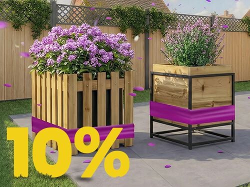 Jardini&egrave;res en bois avec fleurs violettes en pleine floraison sur terrasse ensoleill&eacute;e, avec banni&egrave;re promo printemps 10 %.