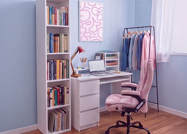 Espace d&rsquo;&eacute;tude moderne pour &eacute;tudiant avec bureau blanc, chaise de bureau ergonomique, ordinateur portable, biblioth&egrave;que, meuble de rangement et portant &agrave; v&ecirc;tements dans une chambre lumineuse et bien organis&eacute;e, pens&eacute;e pour &eacute;tudier confortablement et vivre le quotidien &eacute;tudiant.