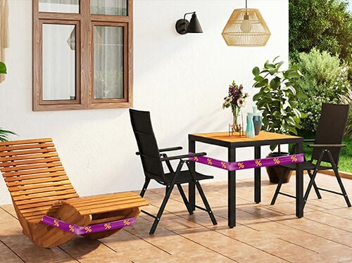 Lit en bois &agrave; bascule et table noire avec 2 chaises sur une terrasse, envelopp&eacute;s de ruban promotionnel violet et jaune. Cliquez pour voir les produits de l&rsquo;offre.