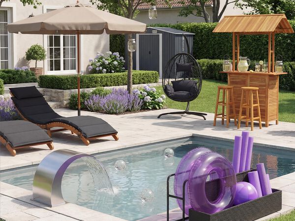 Patio de jardin moderne avec une chaise longue rembourr&eacute;e sous un parasol beige, un fauteuil suspendu en forme d&rsquo;&oelig;uf et un bar ext&eacute;rieur en bois avec tabourets ; entour&eacute; de verdure soign&eacute;e, de fleurs de lavande et d&rsquo;un petit abri de jardin &agrave; l&rsquo;arri&egrave;re-plan.