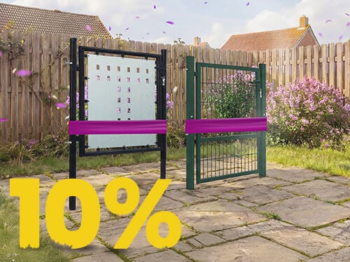 Portails et panneaux de cl&ocirc;ture de jardin en m&eacute;tal moderne sur terrasse ensoleill&eacute;e, avec fleurs et cl&ocirc;ture en bois, avec banni&egrave;re promo printemps 10 %.