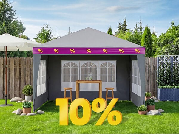 Tente de f&ecirc;te envelopp&eacute;e de ruban violet et jaune, avec table en bois et 2 tabourets &agrave; l&rsquo;int&eacute;rieur, parasol, treillis avec jardini&egrave;re et plantes en pot dans le jardin contre la cl&ocirc;ture en bois, avec une grande remise de 10 % &agrave; l&rsquo;avant. Cliquez pour voir les produits de l&rsquo;offre.