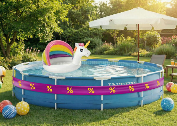 Piscine avec piscine b&eacute;b&eacute; licorne sur le dessus, envelopp&eacute;e de ruban promotionnel violet et jaune, gonflables, transats et parasol dans le jardin.