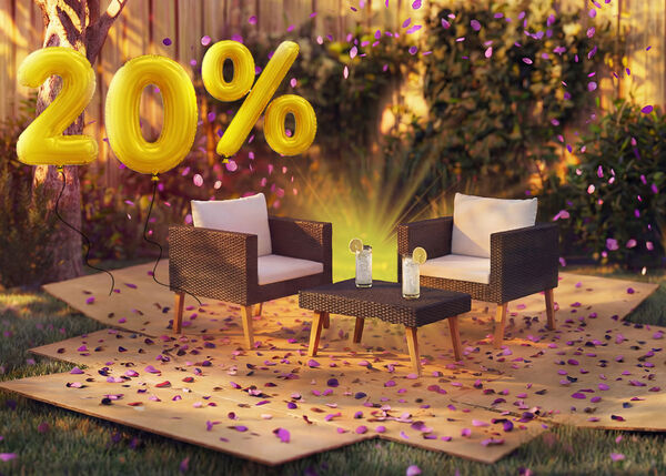 Fauteuils lounge d&rsquo;ext&eacute;rieur en rotin avec coussins et une petite table dans un cadre de jardin, d&eacute;cor&eacute;s de confettis roses et de ballons dor&eacute;s &laquo; 20 % de r&eacute;duction &raquo;, mettant en avant des offres saisonni&egrave;res sur les meubles lounge de jardin.