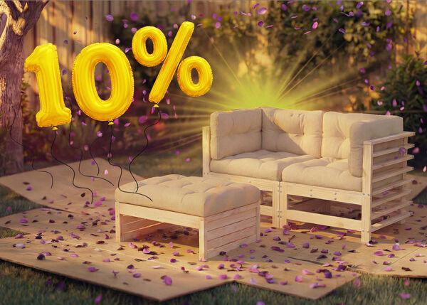 Canap&eacute; lounge d&rsquo;ext&eacute;rieur en bois avec coussins beiges et repose-pieds assorti dans un cadre de jardin, entour&eacute; de confettis roses et de ballons dor&eacute;s &laquo; 10 % de r&eacute;duction &raquo;, mettant en avant une vente saisonni&egrave;re sur les meubles d&rsquo;assise d&rsquo;ext&eacute;rieur.