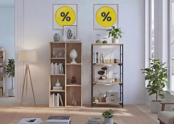 Salon moderne avec &eacute;tag&egrave;res ouvertes, biblioth&egrave;ques en bois, bo&icirc;tes de rangement d&eacute;coratives, plantes d&rsquo;int&eacute;rieur et lampadaire, dans un style minimaliste avec des affiches encadr&eacute;es indiquant des pourcentages de r&eacute;duction au mur