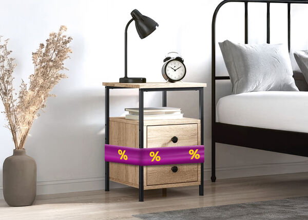 Table de chevet avec ruban violet affichant des ic&ocirc;nes de r&eacute;duction, pr&egrave;s d'un lit en m&eacute;tal dans une chambre &agrave; coucher styl&eacute;e.