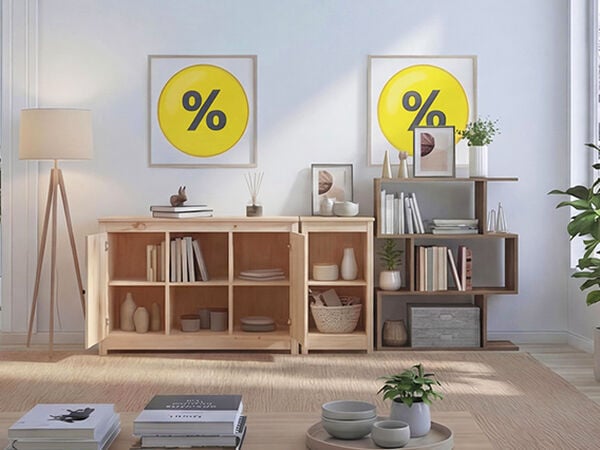Salon lumineux de style scandinave avec buffets, &eacute;tag&egrave;res ouvertes, livres, vases, plantes et table basse, baign&eacute; de lumi&egrave;re naturelle et d&eacute;cor mural indiquant des pourcentages de r&eacute;duction sur le mobilier et le rangement
