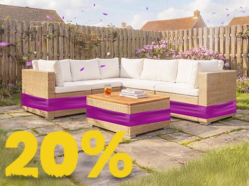 Salon de jardin d&rsquo;angle en rotin avec coussins beiges et table en bois sur terrasse ensoleill&eacute;e, entour&eacute; de fleurs et d&rsquo;une cl&ocirc;ture en bois, avec banni&egrave;re promo printemps 20 %.