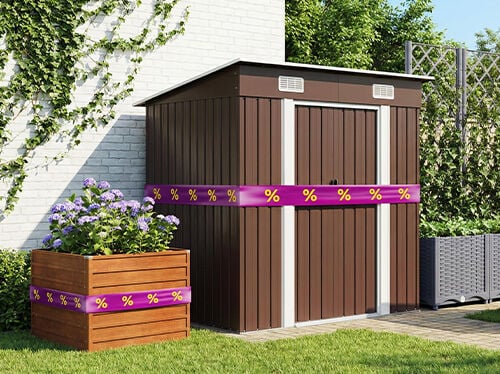 Abris de jardin en bois brun et jardini&egrave;re avec fleurs violettes sur une terrasse verte, d&eacute;cor&eacute;s de rubans promotionnels violets et jaunes. Cliquez pour voir les produits de l&rsquo;offre.