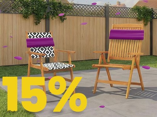 Chaises de jardin en bois sur terrasse ensoleill&eacute;e avec coussins d&eacute;coratifs et fleurs, avec banni&egrave;re promo printemps 15 %.