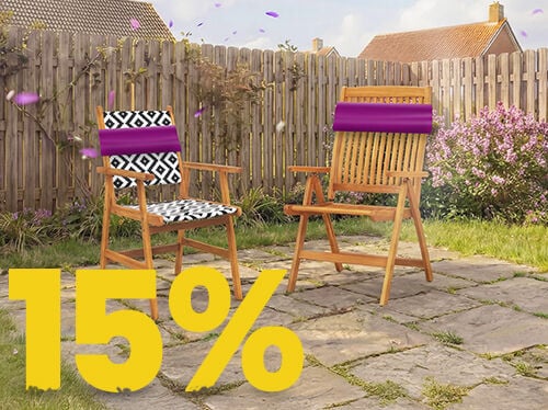 Chaises de jardin en bois sur terrasse ensoleill&eacute;e avec coussins d&eacute;coratifs et fleurs, avec banni&egrave;re promo printemps 15 %.