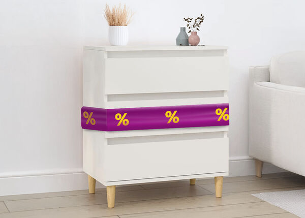 Commode blanche avec ruban violet affichant des ic&ocirc;nes de r&eacute;duction, &agrave; c&ocirc;t&eacute; d'un canap&eacute; dans un salon styl&eacute;.