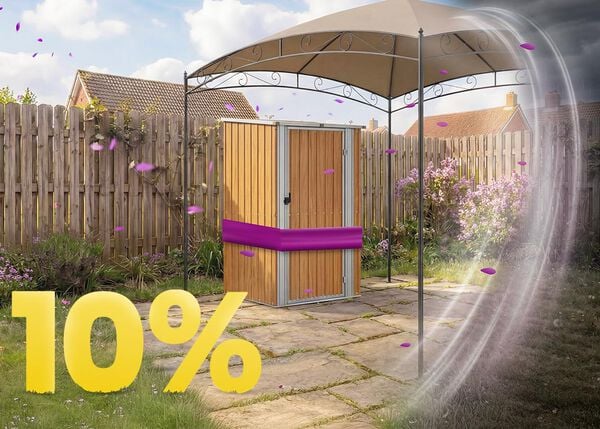 Abri de jardin en bois sous tonnelle sur terrasse ensoleill&eacute;e, entour&eacute; de fleurs et d&rsquo;une cl&ocirc;ture, avec banni&egrave;re promo printemps 10 %.