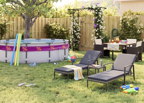 Jardin arri&egrave;re ensoleill&eacute; avec piscine hors sol, frites de piscine, lunettes de natation, ballon de plage et tongs dans l&rsquo;herbe. Deux transats noirs en m&eacute;tal avec coussins gris sont install&eacute;s pr&egrave;s d&rsquo;une petite table d&rsquo;appoint, tandis qu&rsquo;un salon repas de jardin avec fauteuils tress&eacute;s fonc&eacute;s est dispos&eacute; pr&egrave;s d&rsquo;une pergola fleurie, d&rsquo;une cl&ocirc;ture en bois et de plantes verdoyantes.