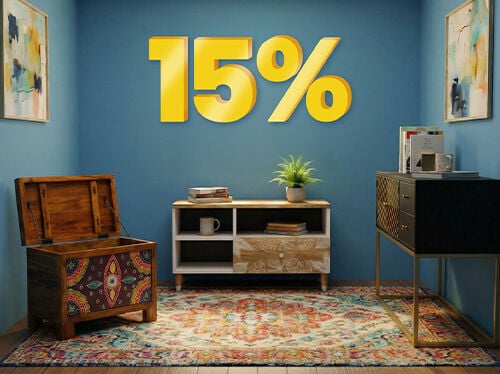 Banni&egrave;re publicitaire affichant une remise de &laquo; 15 % &raquo; en grands chiffres jaunes en 3D au-dessus d'une pi&egrave;ce moderne avec un tapis &agrave; motifs, un coffre de rangement et un buffet sur fond de murs bleus. Cliquez pour voir les produits de la collection.
