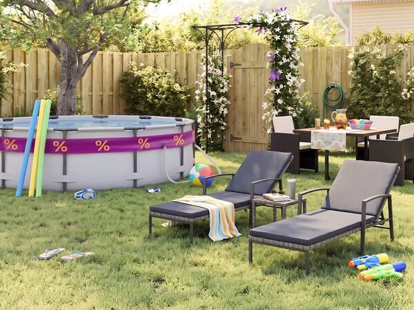 Jardin arri&egrave;re ensoleill&eacute; avec piscine hors sol, frites de piscine, lunettes de natation, ballon de plage et tongs dans l&rsquo;herbe. Deux transats noirs en m&eacute;tal avec coussins gris sont install&eacute;s pr&egrave;s d&rsquo;une petite table d&rsquo;appoint, tandis qu&rsquo;un salon repas de jardin avec fauteuils tress&eacute;s fonc&eacute;s est dispos&eacute; pr&egrave;s d&rsquo;une pergola fleurie, d&rsquo;une cl&ocirc;ture en bois et de plantes verdoyantes.