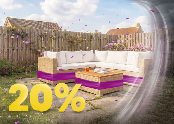 Salon de jardin d&rsquo;angle en rotin avec coussins beiges et table en bois sur terrasse ensoleill&eacute;e, entour&eacute; de fleurs et d&rsquo;une cl&ocirc;ture en bois, avec banni&egrave;re promo printemps 20 %.