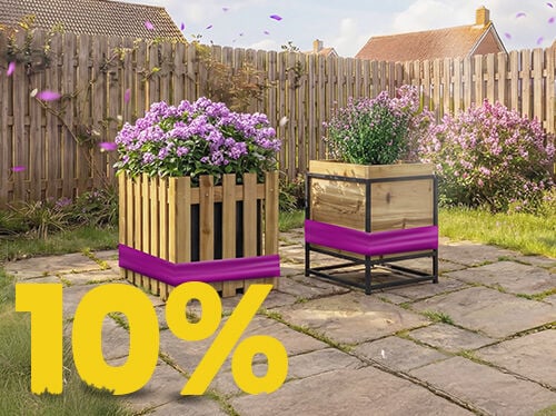 Jardini&egrave;res en bois avec fleurs violettes en pleine floraison sur terrasse ensoleill&eacute;e, avec banni&egrave;re promo printemps 10 %.