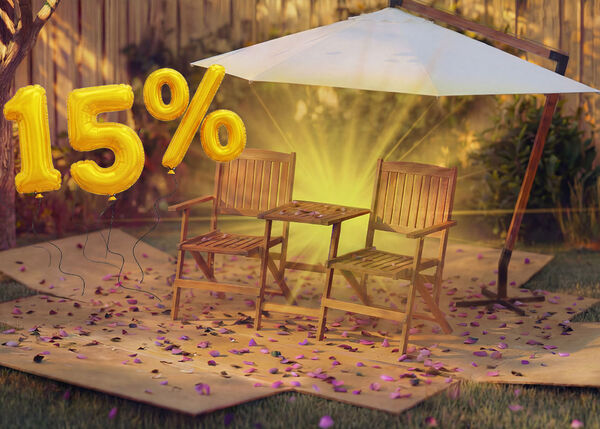 Deux chaises d&rsquo;ext&eacute;rieur en bois avec une petite table sous un parasol de jardin, entour&eacute;es de confettis roses et de ballons dor&eacute;s &laquo; 15 % de r&eacute;duction &raquo;, mettant en avant une vente saisonni&egrave;re de parasols et de protections solaires.