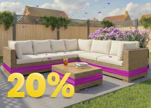 Salon de jardin d&rsquo;angle en rotin avec coussins beiges et table en bois sur terrasse ensoleill&eacute;e, entour&eacute; de fleurs et d&rsquo;une cl&ocirc;ture en bois, avec banni&egrave;re promo printemps 20 %.