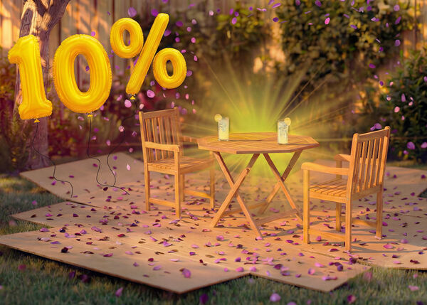 Table &agrave; manger d&rsquo;ext&eacute;rieur en bois avec deux chaises assorties dans un cadre de jardin, d&eacute;cor&eacute;e de confettis roses et de ballons dor&eacute;s &laquo; 10 % de r&eacute;duction &raquo;, mettant en avant une promotion saisonni&egrave;re sur le mobilier de repas d&rsquo;ext&eacute;rieur.
