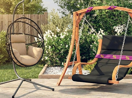 Lit balancelle en bois envelopp&eacute; d&rsquo;un ruban promotionnel violet et jaune et fauteuil suspendu en m&eacute;tal en forme d&rsquo;&oelig;uf sur une terrasse, avec fleurs et verdure &agrave; l&rsquo;arri&egrave;re-plan. Cliquez pour voir les produits de l&rsquo;offre.