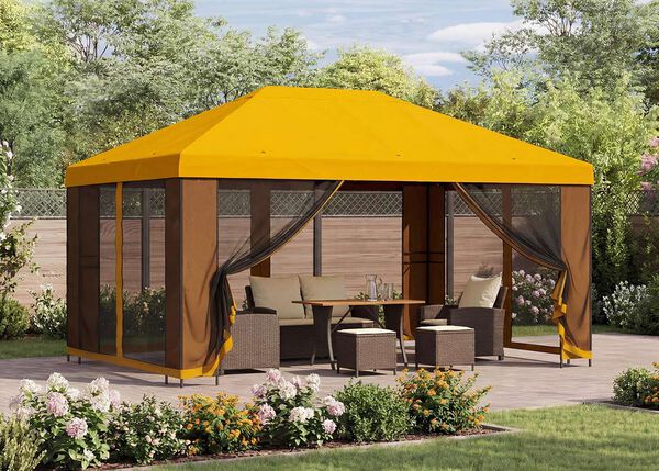 Tonnelle de jardin jaune avec rideaux en maille, abritant un salon de jardin avec table sur une terrasse, entour&eacute; de plantes en fleurs dans un cadre ensoleill&eacute;.