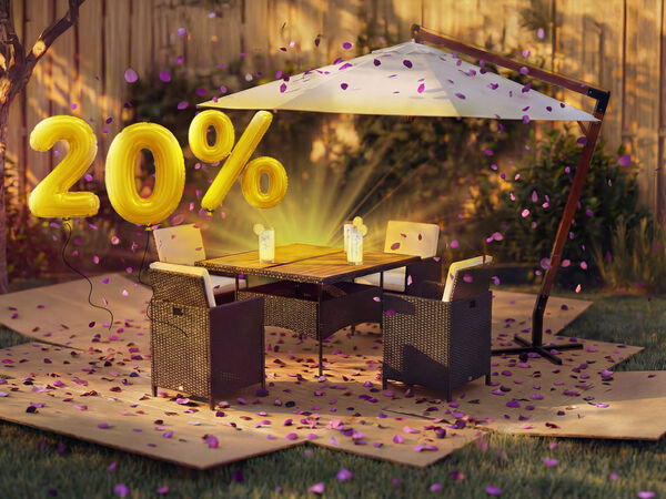 Ensemble de repas de jardin d&rsquo;ext&eacute;rieur avec table, quatre chaises en rotin et un parasol d&eacute;port&eacute; dans une cour arri&egrave;re ensoleill&eacute;e, d&eacute;cor&eacute; de confettis roses et d&rsquo;un ballon dor&eacute; &laquo; 20 % de r&eacute;duction &raquo;, mettant en avant une promotion saisonni&egrave;re sur le mobilier de jardin.