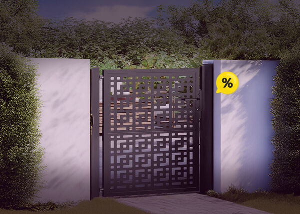 Jardini&egrave;res sur&eacute;lev&eacute;es en acier dans un jardin, avec des fleurs et des ic&ocirc;nes jaunes indiquant des r&eacute;ductions. Cliquez pour voir les produits propos&eacute;s.