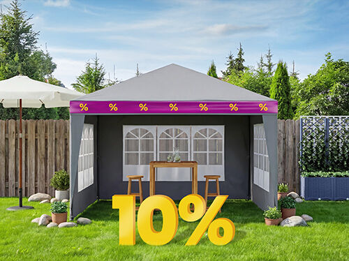 Tente de f&ecirc;te envelopp&eacute;e de ruban violet et jaune, avec table en bois et 2 tabourets &agrave; l&rsquo;int&eacute;rieur, parasol, treillis avec jardini&egrave;re et plantes en pot dans le jardin contre la cl&ocirc;ture en bois, avec une grande remise de 10 % &agrave; l&rsquo;avant. Cliquez pour voir les produits de l&rsquo;offre.