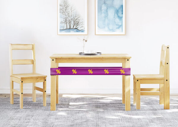 Ensemble de table et de chaises en bois avec ruban violet affichant des ic&ocirc;nes de r&eacute;duction, dans une salle &agrave; manger styl&eacute;e.