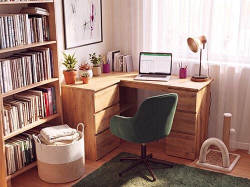 Bureau &agrave; domicile avec bureau d&rsquo;angle en bois, chaise de bureau ergonomique verte, ordinateur portable, biblioth&egrave;que, lampe de bureau et plantes d&rsquo;int&eacute;rieur, pour cr&eacute;er un espace de travail confortable et productif &agrave; la maison.