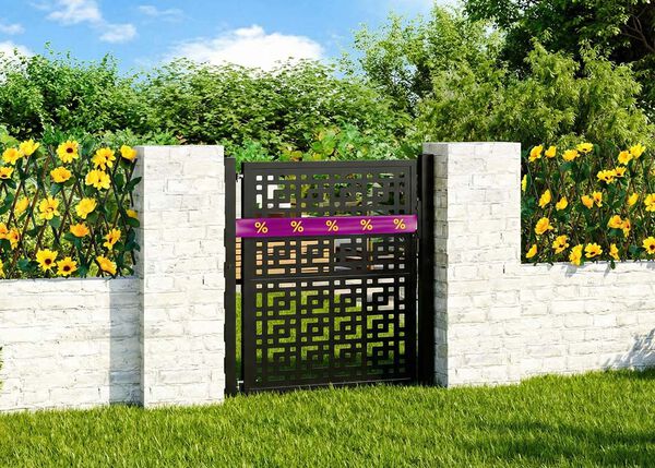 Portail de jardin en m&eacute;tal noir, envelopp&eacute; de ruban promotionnel violet et jaune, encadr&eacute; par une cl&ocirc;ture en b&eacute;ton blanc avec des fleurs et de la verdure derri&egrave;re.
