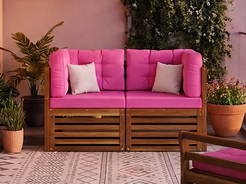 Nouveau canap&eacute; modulaire de balcon avec des coussins roses vifs et une structure en bois massif, am&eacute;nag&eacute; sur un balcon urbain avec des plantes et une rambarde en verre, badge NEW affich&eacute;