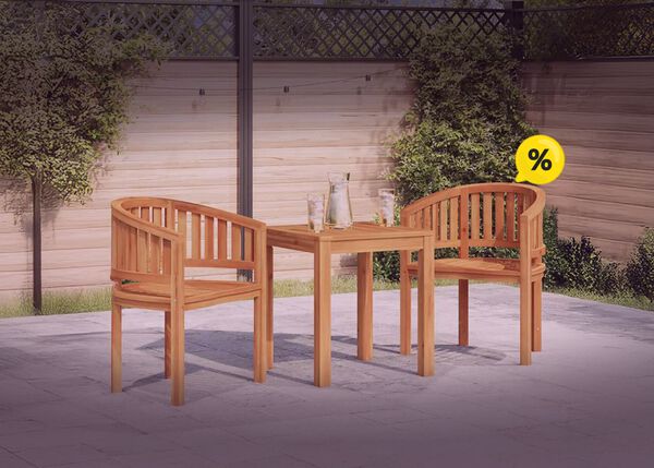 Deux chaises en bois et une table sur une terrasse avec de la verdure et des ic&ocirc;nes jaunes indiquant des r&eacute;ductions. Cliquez pour voir les produits en promotion.
