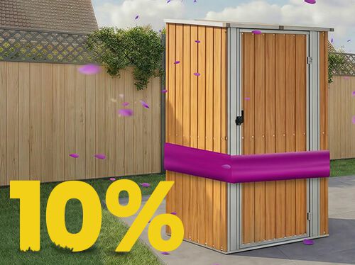 Abri de jardin en bois sous tonnelle sur terrasse ensoleill&eacute;e, entour&eacute; de fleurs et d&rsquo;une cl&ocirc;ture, avec banni&egrave;re promo printemps 10 %.