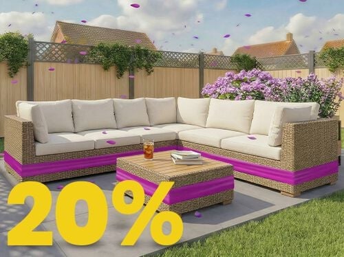 Salon de jardin d&rsquo;angle en rotin avec coussins beiges et table en bois sur terrasse ensoleill&eacute;e, entour&eacute; de fleurs et d&rsquo;une cl&ocirc;ture en bois, avec banni&egrave;re promo printemps 20 %.