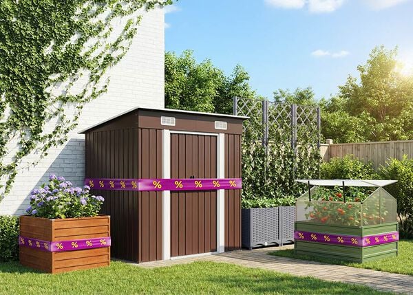 Abri de jardin en bois brun et jardini&egrave;re avec fleurs violettes sur terrasse verte, envelopp&eacute;s de rubans promotionnels violets et jaunes.