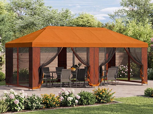 Grande tonnelle de jardin orange avec rideaux en maille, abritant une table &agrave; manger et des chaises sur une terrasse, entour&eacute;e de fleurs et de verdure en pleine lumi&egrave;re du jour.