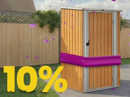 Abri de jardin en bois sous tonnelle sur terrasse ensoleill&eacute;e, entour&eacute; de fleurs et d&rsquo;une cl&ocirc;ture, avec banni&egrave;re promo printemps 10 %.