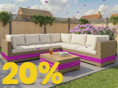 Salon de jardin d&rsquo;angle en rotin avec coussins beiges et table en bois sur terrasse ensoleill&eacute;e, entour&eacute; de fleurs et d&rsquo;une cl&ocirc;ture en bois, avec banni&egrave;re promo printemps 20 %.