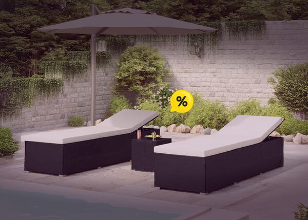 Deux chaises longues en rotin pr&egrave;s d'une piscine, un parasol, une table en rotin et des ic&ocirc;nes jaunes indiquant les r&eacute;ductions. Cliquez pour voir les produits en promotion.