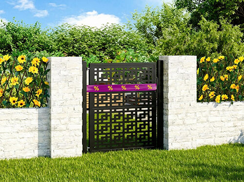 Portail de jardin en m&eacute;tal noir envelopp&eacute; d&rsquo;un ruban promotionnel violet et jaune, encadr&eacute; par une cl&ocirc;ture en b&eacute;ton blanc avec fleurs et verdure &agrave; l&rsquo;arri&egrave;re-plan. Cliquez pour voir les produits de l&rsquo;offre.