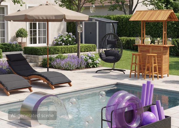 Patio de jardin moderne avec une chaise longue rembourr&eacute;e sous un parasol beige, un fauteuil suspendu en forme d&rsquo;&oelig;uf et un bar ext&eacute;rieur en bois avec tabourets ; entour&eacute; de verdure soign&eacute;e, de fleurs de lavande et d&rsquo;un petit abri de jardin &agrave; l&rsquo;arri&egrave;re-plan.