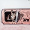 DISTRICT70 Griffoir pour chats 2 en 1 SARDINE Carton Rose