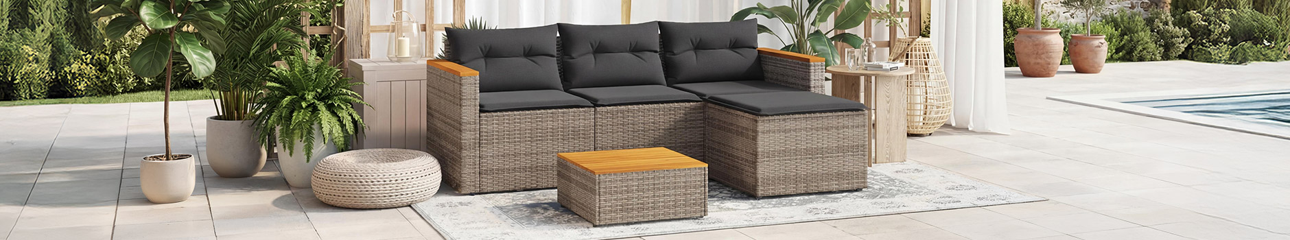 Ensemble de salon 3 pièces en rotin avec coussins et table basse pour utilisation à l'extérieur. Cliquez pour commander la collection.