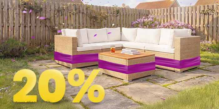 Salon de jardin d’angle en rotin avec coussins beiges et table en bois sur terrasse ensoleillée, entouré de fleurs et d’une clôture en bois, avec bannière promo printemps 20 %.